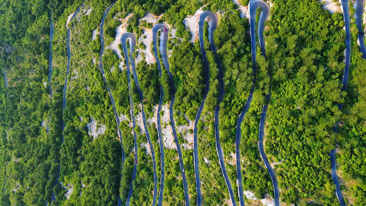 蜿蜒的道路-洛夫肯斯基蜿蜒曲折，有危险的转弯，通往覆盖着植被的黑山山脉的顶部视频素材