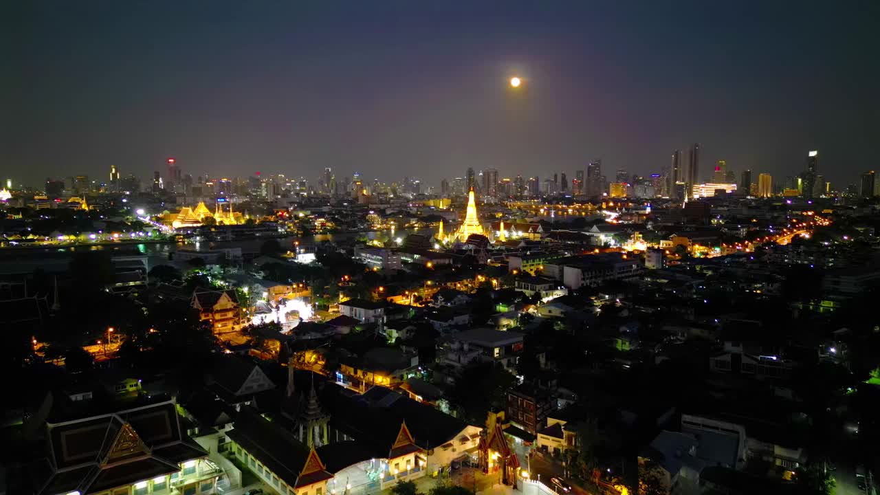 从空中俯瞰黎明寺或笏阿伦雕像和湄南河，泰国曼谷，在Rattanakosin岛的建筑，城市老城区，日落时的天际线。视频素材