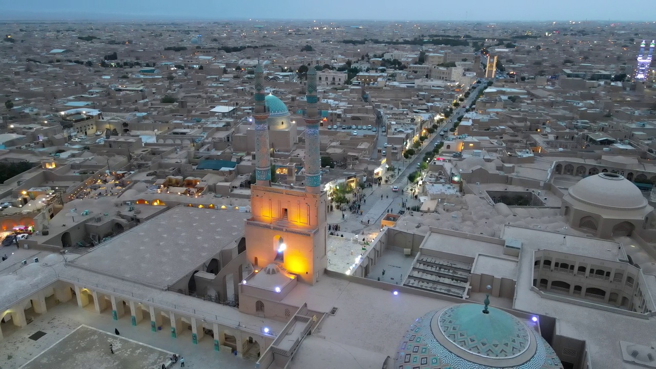 在伊朗亚兹德的地标之一Masjid-e-Jāmeh清真寺周围盘旋视频下载