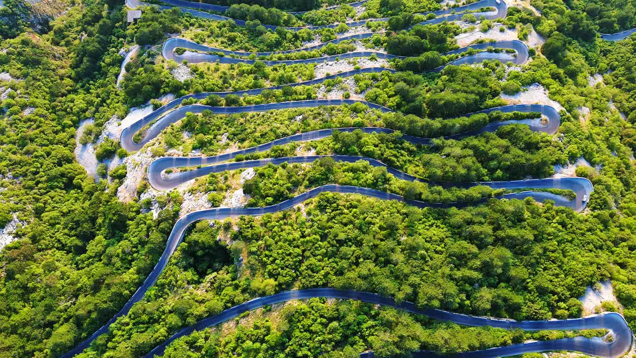 蜿蜒的道路-洛夫肯斯基蜿蜒曲折，有危险的转弯，通往覆盖着植被的黑山山脉的顶部视频素材