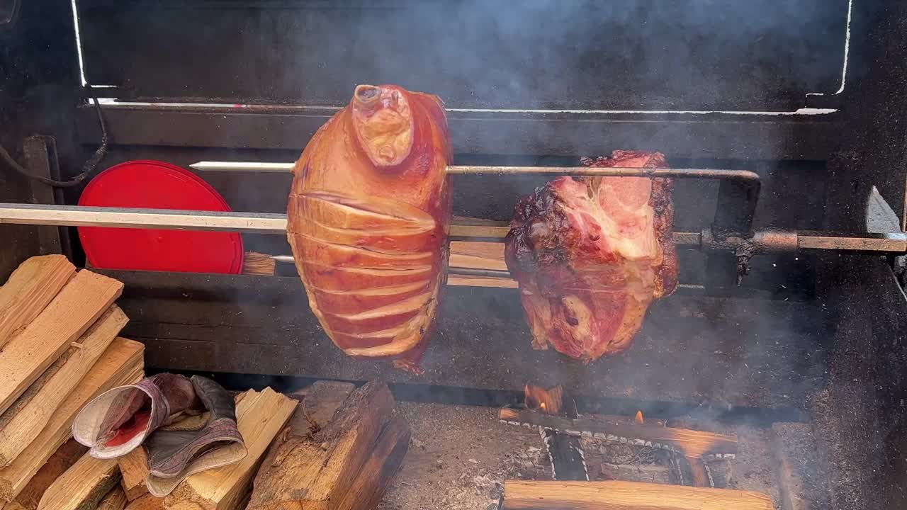 在烤肉架上烤肉视频素材