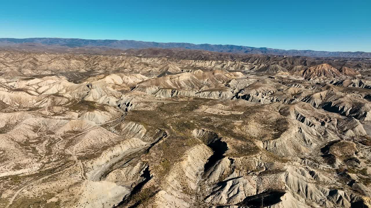 鸟瞰塔伯纳斯沙漠，风景秀丽的自然景观在阿尔梅里亚，安达卢西亚，西班牙视频素材