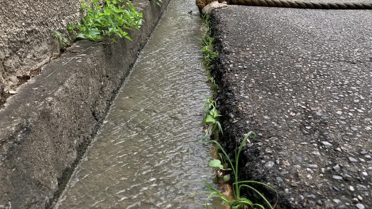 街上漏水视频素材