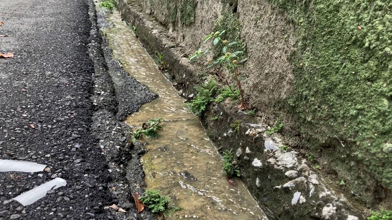 街上漏水视频素材