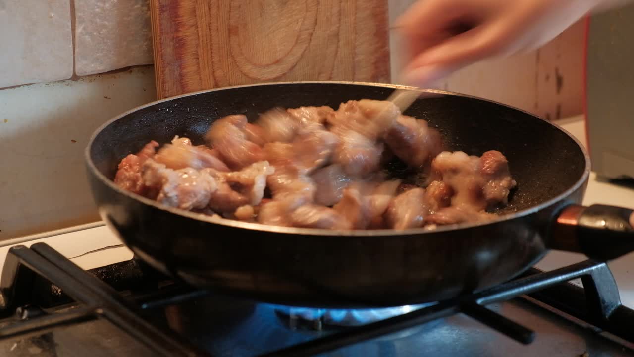 食品准备过程，晚餐，午餐可见器皿产品视频下载