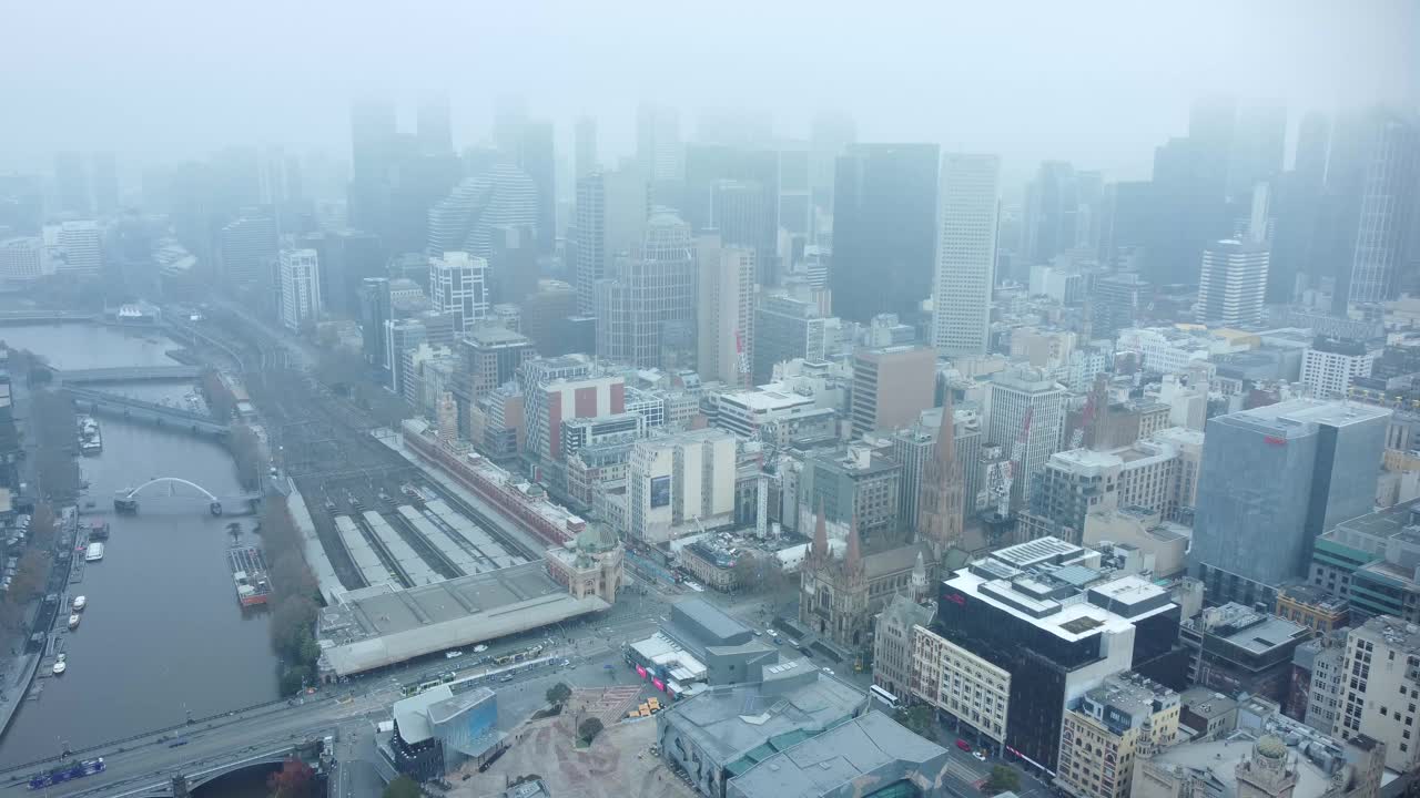 墨尔本城市弗林德斯街雾蒙蒙的早晨空中冬天视频素材