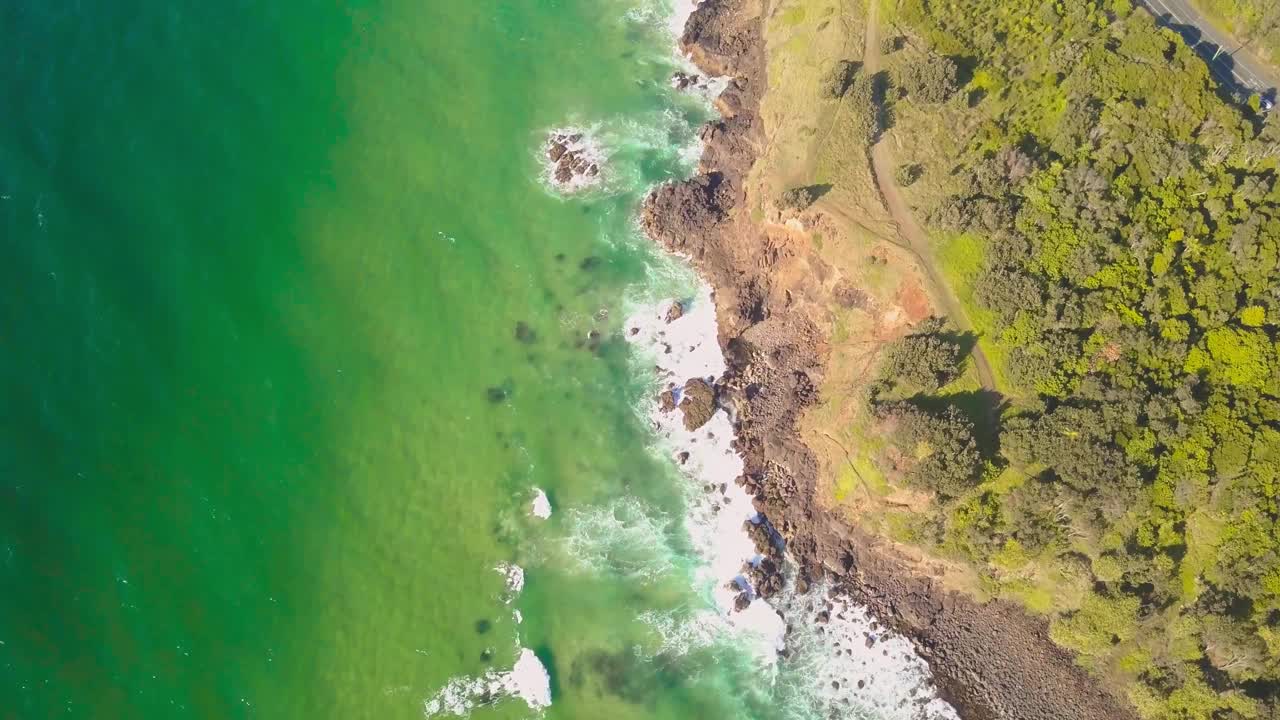 鸟瞰澳大利亚南太平洋野生海岸线上的海浪。视频素材