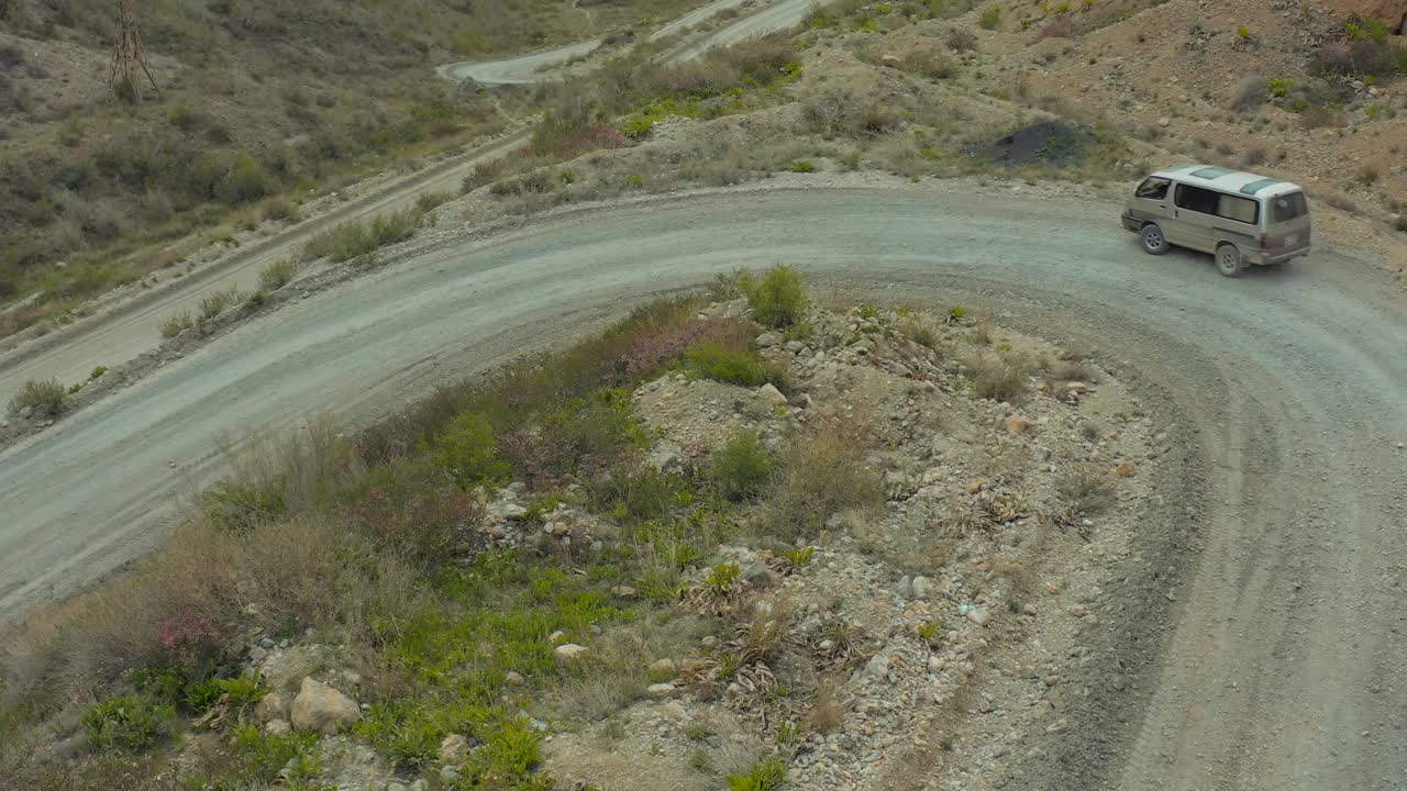 乘坐小巴在高地的公路旅行跟踪拍摄。中亚，吉尔吉斯斯坦。视频素材