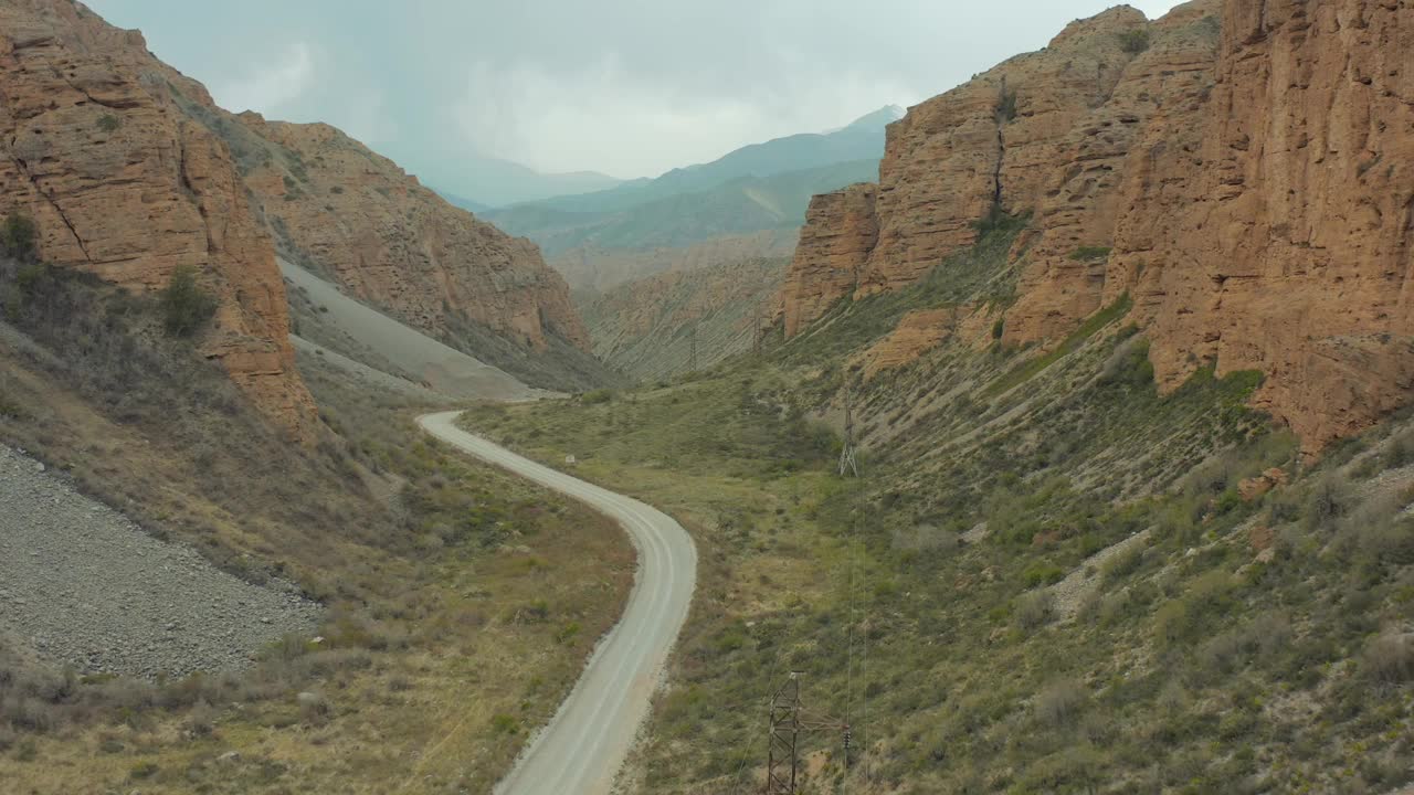 风景如画的山景鸟瞰蜿蜒的道路。美丽的山景视频素材