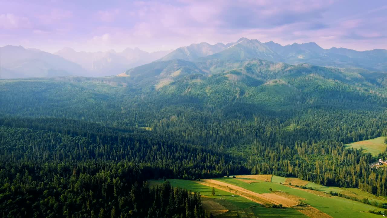 在波兰度假——夏天可以欣赏塔特拉山脉视频素材