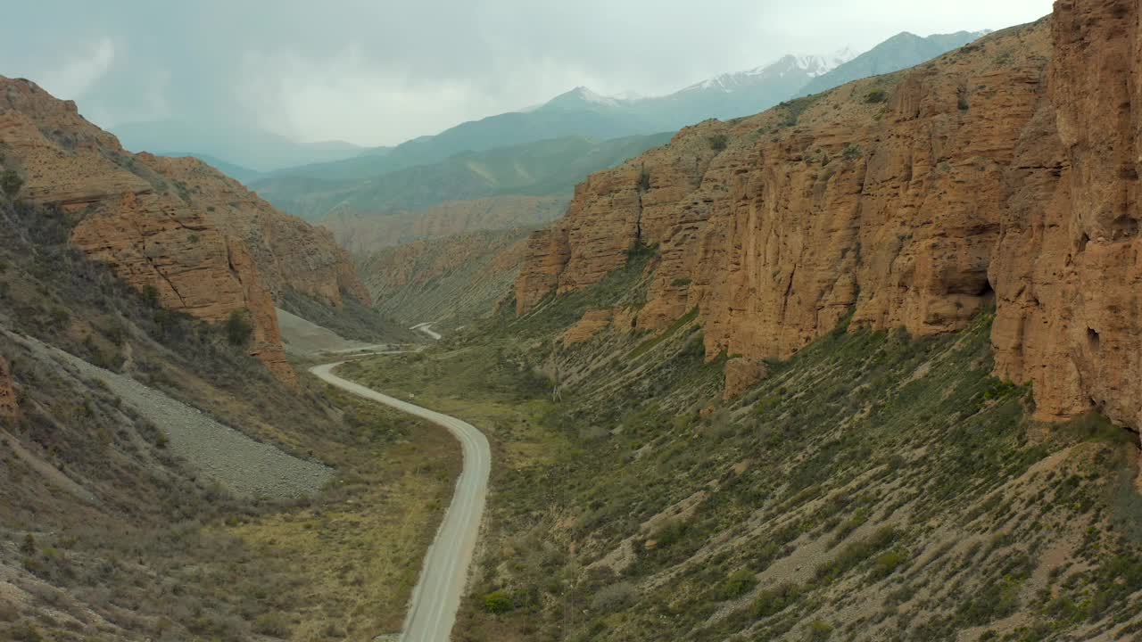 鸟瞰山地景观和蜿蜒的道路，吉尔吉斯斯坦自然，中亚。视频素材