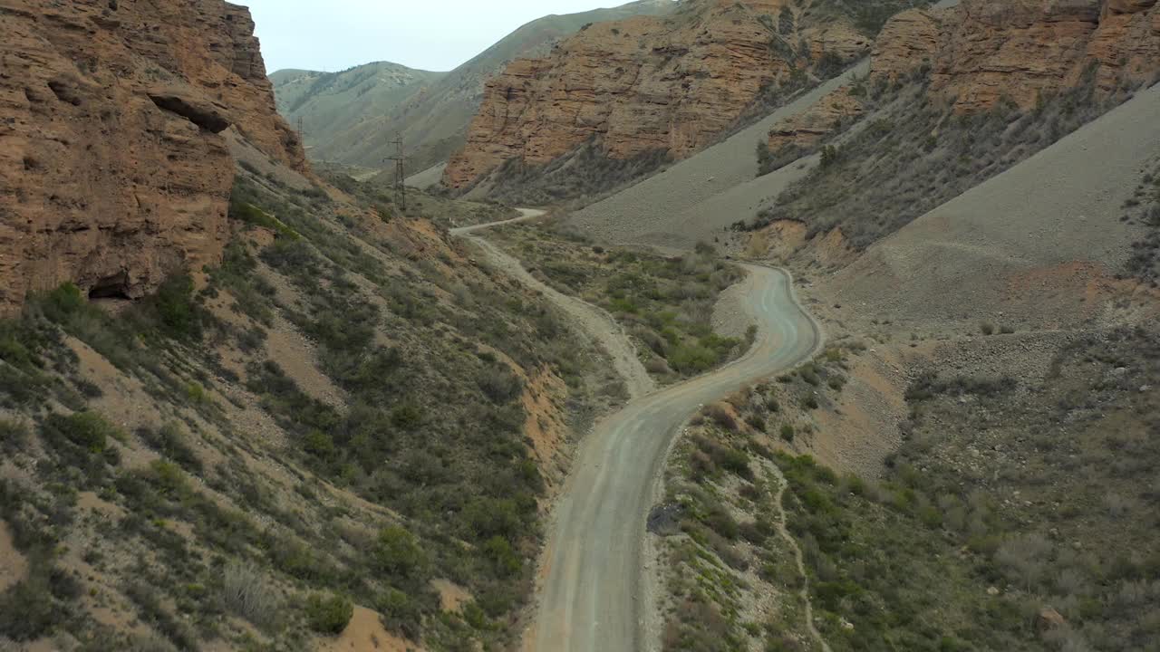 鸟瞰美丽的山脉和蜿蜒的道路。砂岩山。视频素材