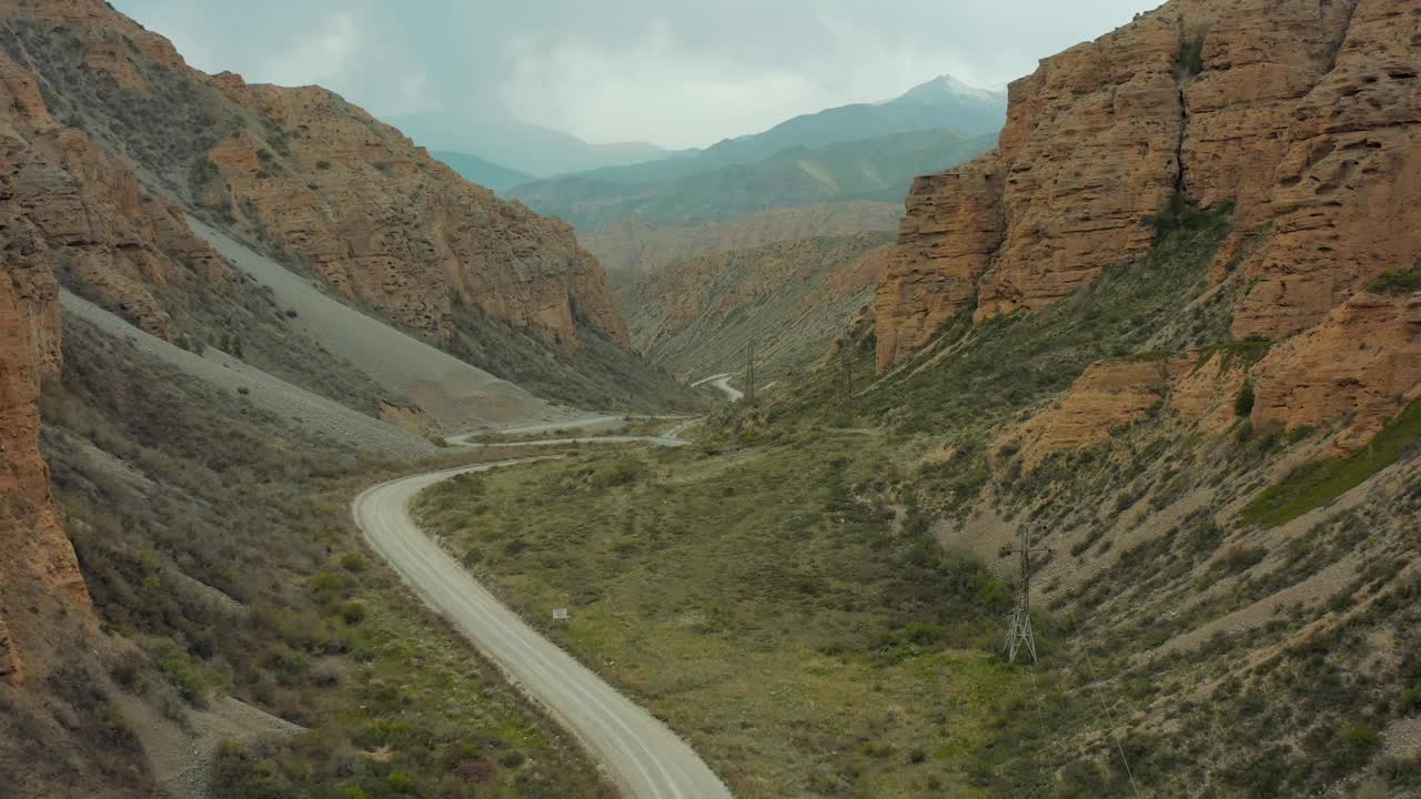 鸟瞰美丽的山脉和蜿蜒的道路。视频素材