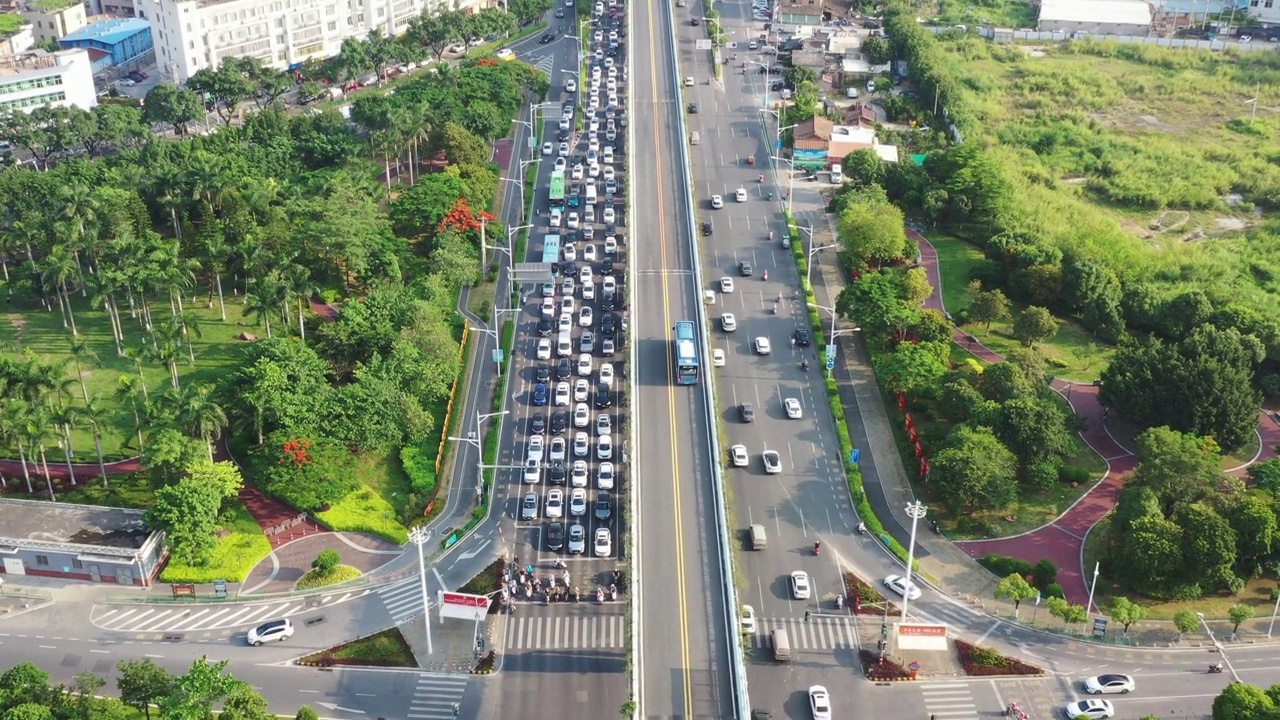 电动巴士在高架道路上行驶的鸟瞰图视频素材