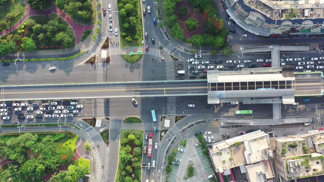 电动巴士在高架道路上行驶的鸟瞰图视频素材