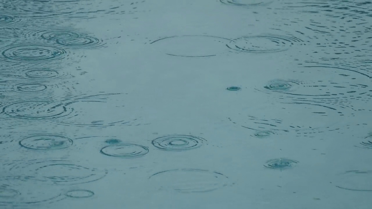 特写镜头雨滴落下视频下载