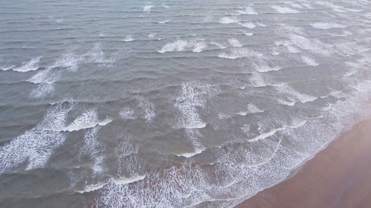 4K鸟瞰图，平静的海浪和印度库奇曼德维的沙滩。俯瞰海洋海岸。宁静宁静的海滩景观。视频素材