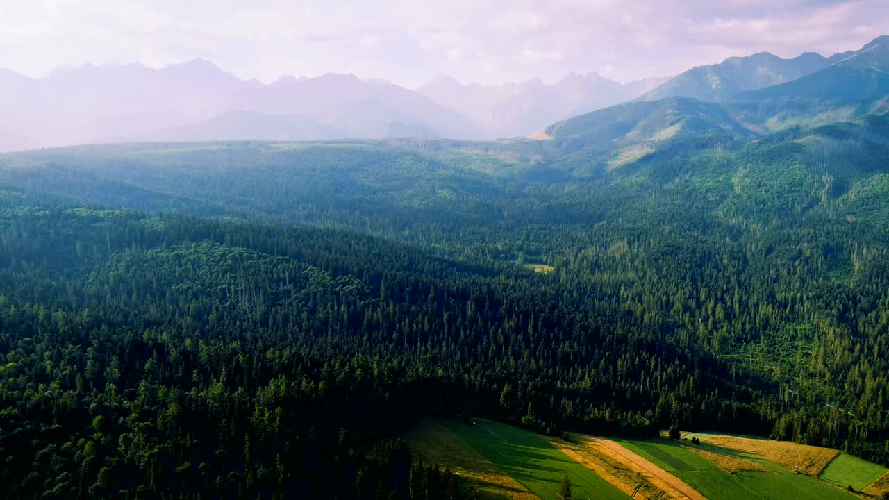 在波兰度假——夏天可以欣赏塔特拉山脉视频素材