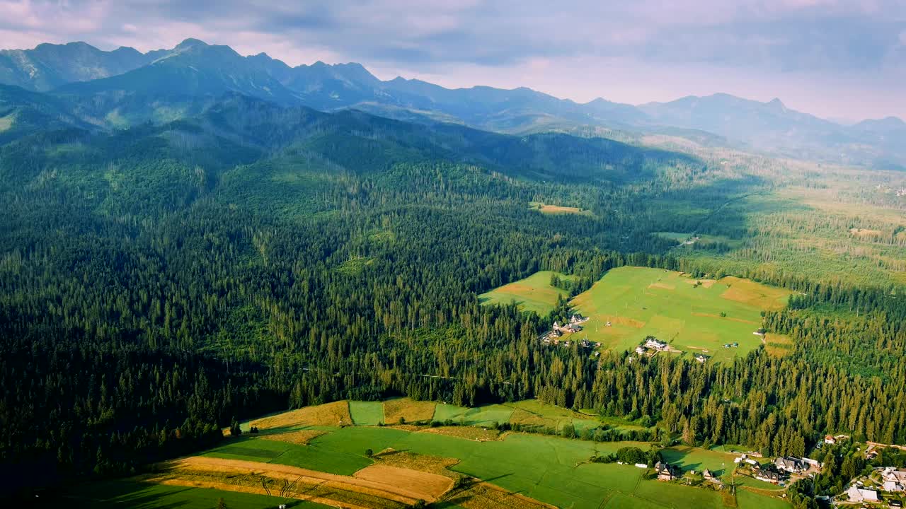 假期在波兰-从旅游村Małe奇切到塔特拉山脉视频素材