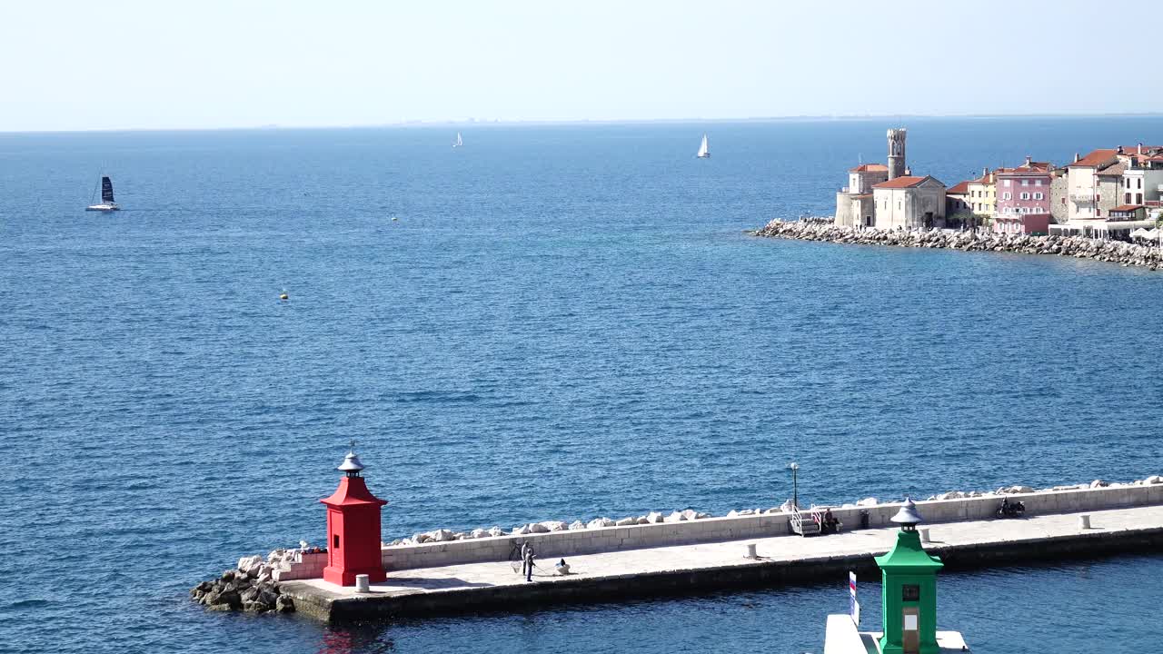 海，游艇，港口和城市，全景视频素材