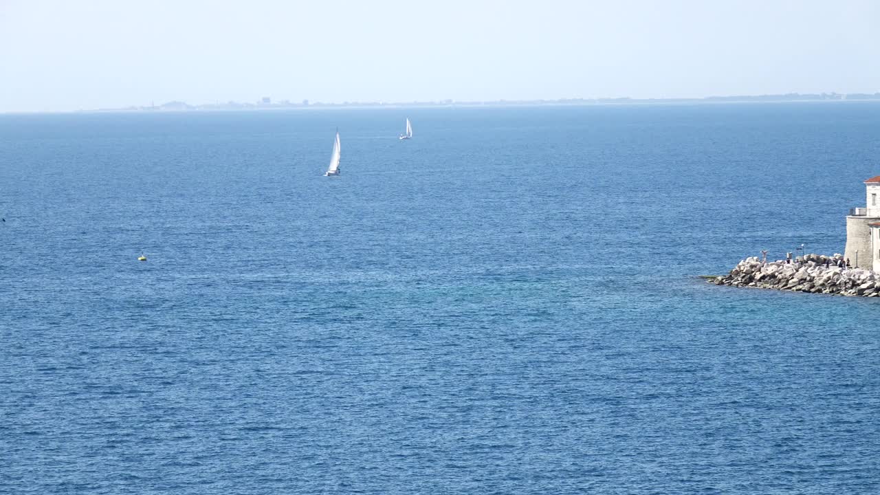 海，游艇，港口和老城长廊，全景视频素材