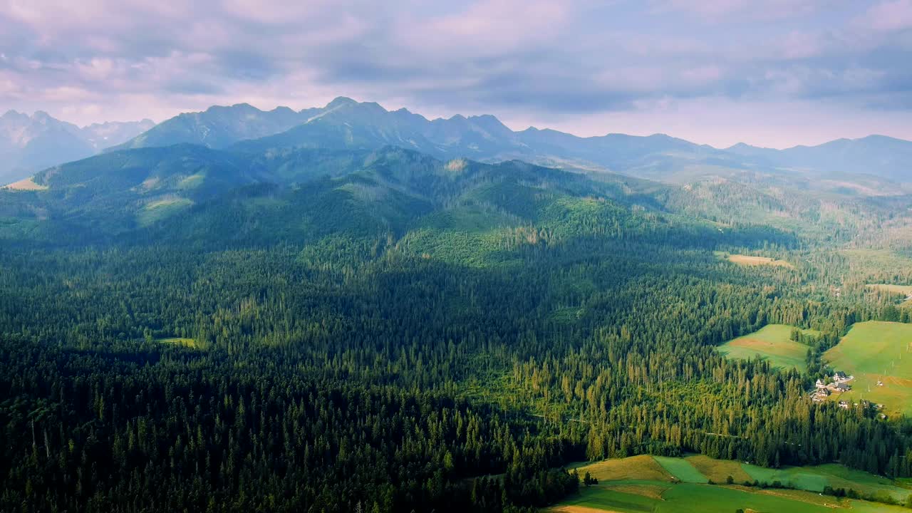 在波兰度假——夏天可以欣赏塔特拉山脉视频素材