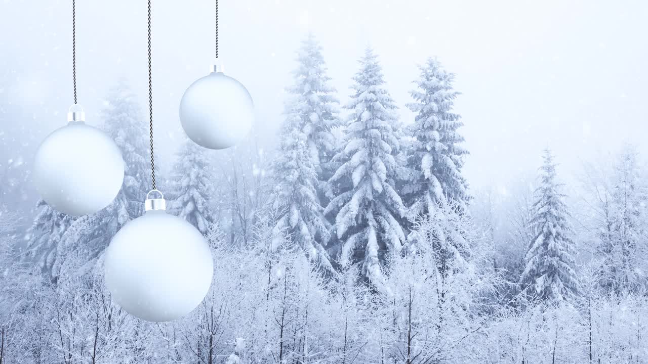 圣诞小玩意和雪花飘落的雪景。视频素材