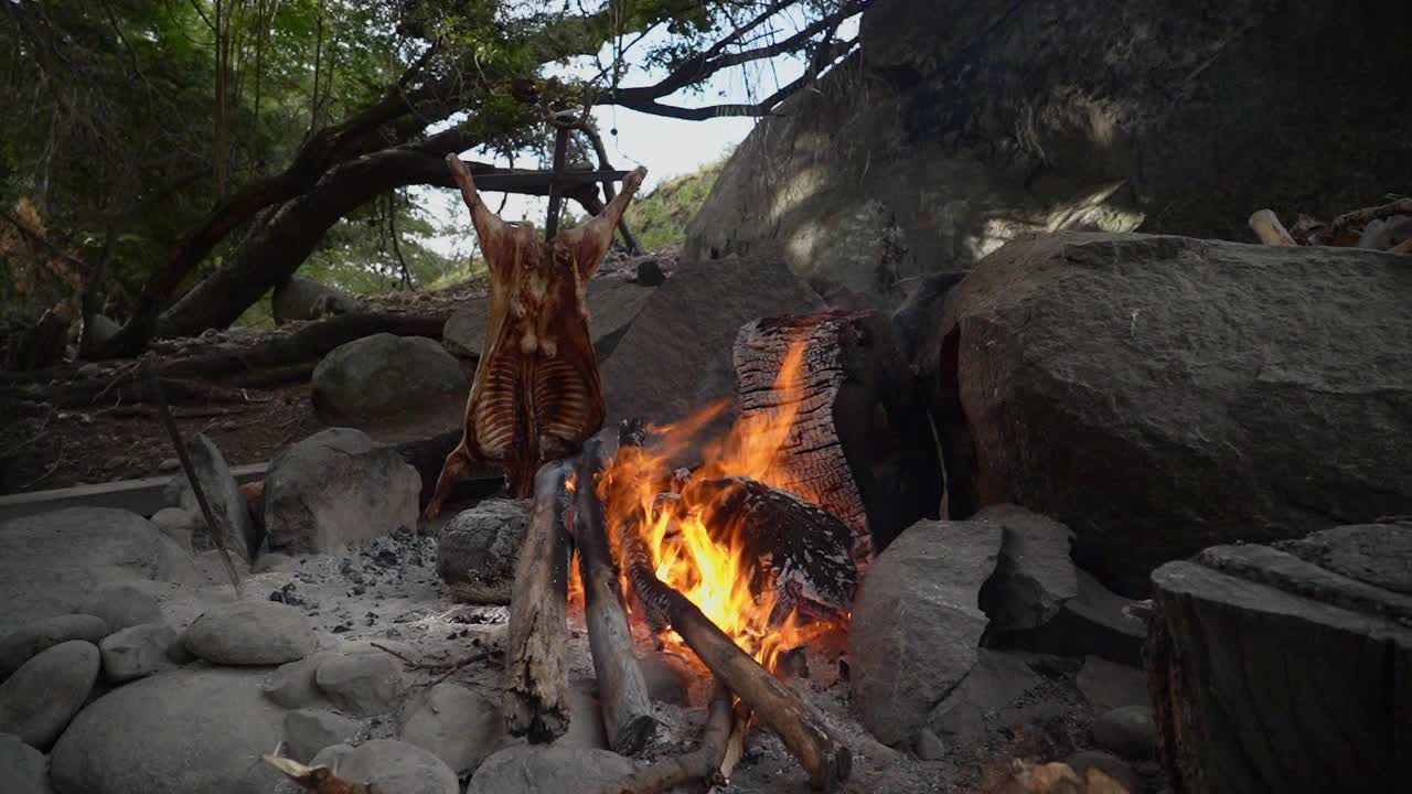 在南美洲阿根廷巴塔哥尼亚的露天烤羊肉。烧烤的。视频素材