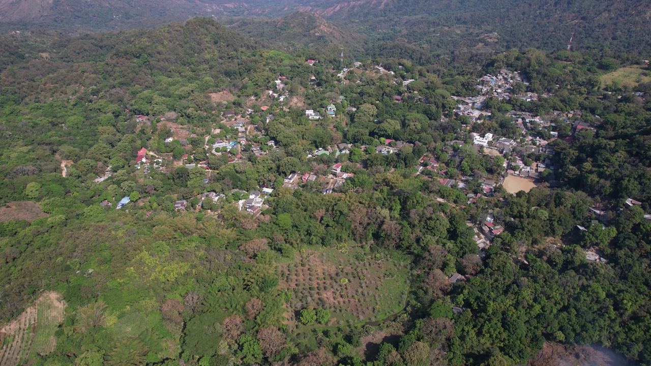 在一个微云的早晨，看到被树木和庄稼包围的青山视频素材