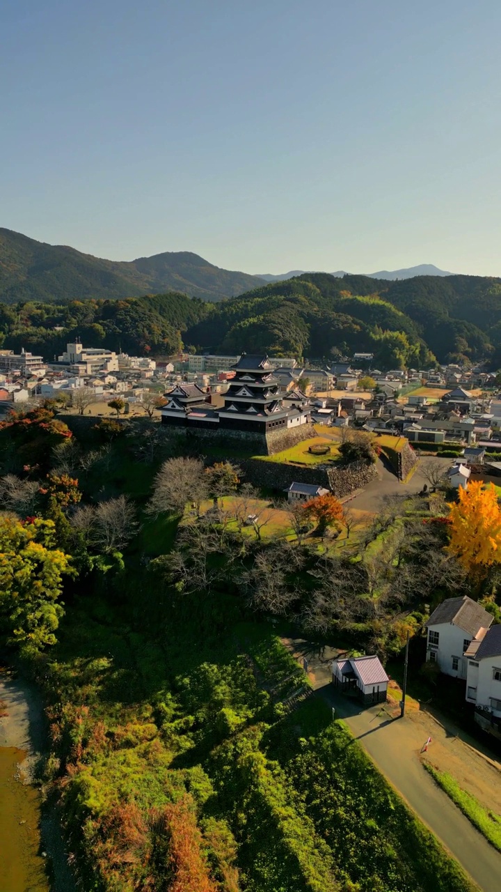 日本爱媛小津城堡的垂直鸟瞰图。视频素材