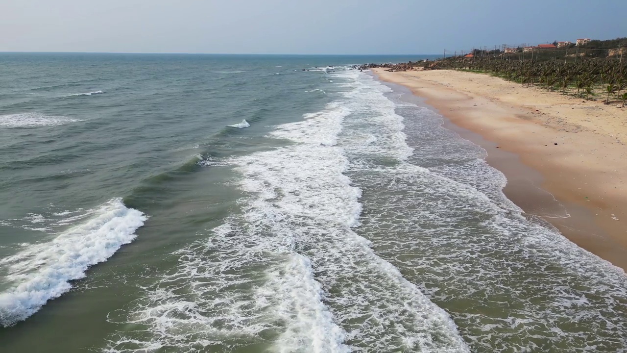 宁静的海岸美景:平顺海滩天线视频素材