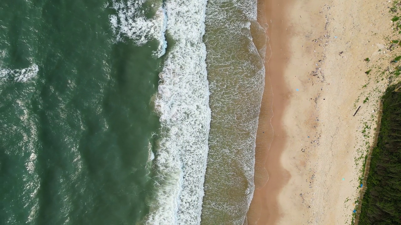 宁静的海岸美景:平顺海滩天线视频素材