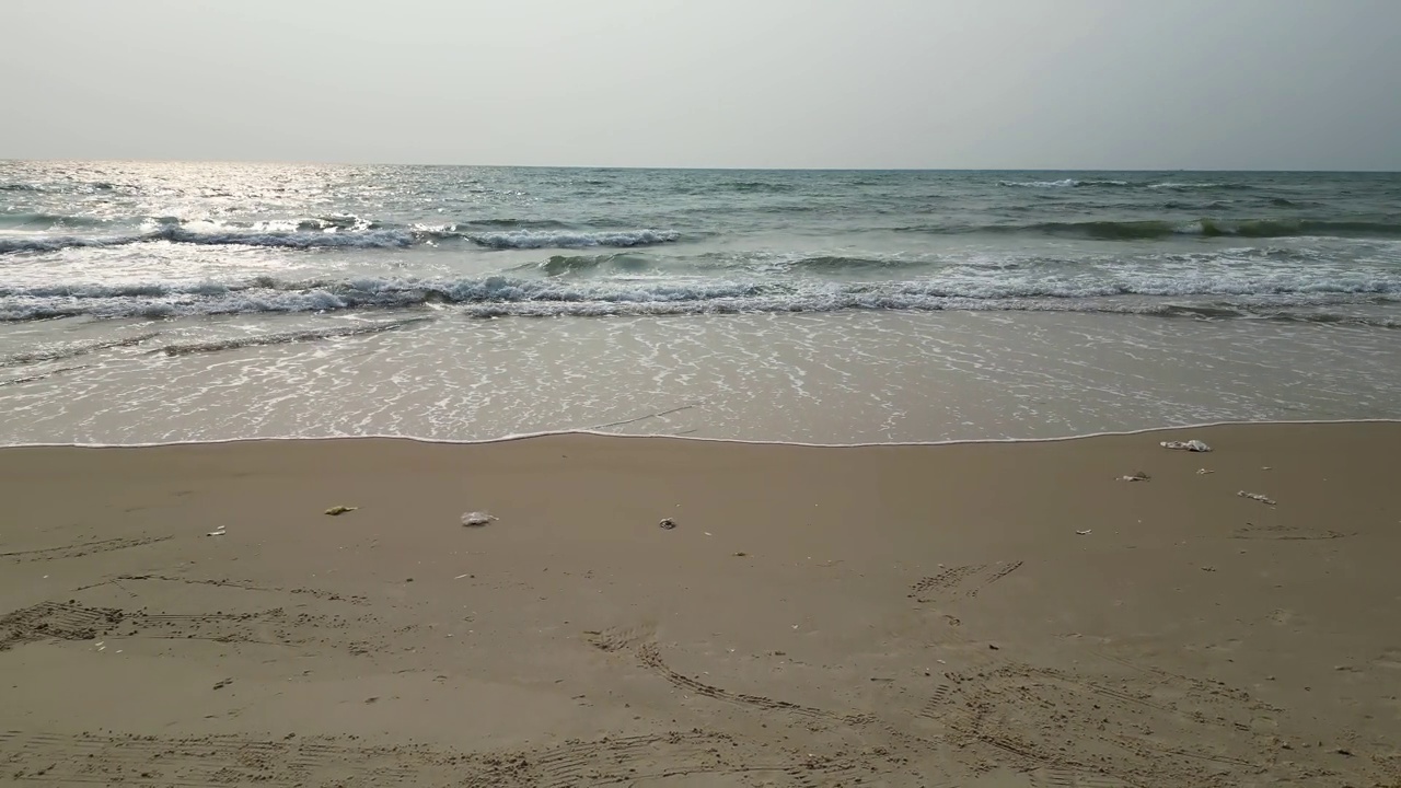 宁静的海岸美景:平顺海滩天线视频素材