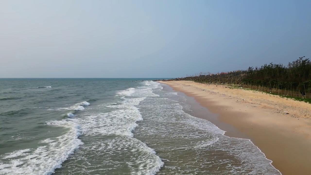 宁静的海岸美景:平顺海滩天线视频下载