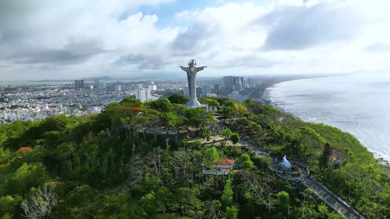 昂头山顶上的耶稣基督雕像。当地最受欢迎的地方。基督之王，耶稣的雕像。旅行的概念。视频素材