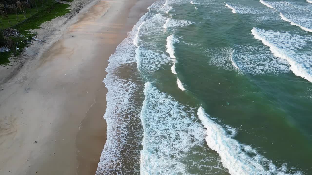 宁静的海岸美景:平顺海滩天线视频素材