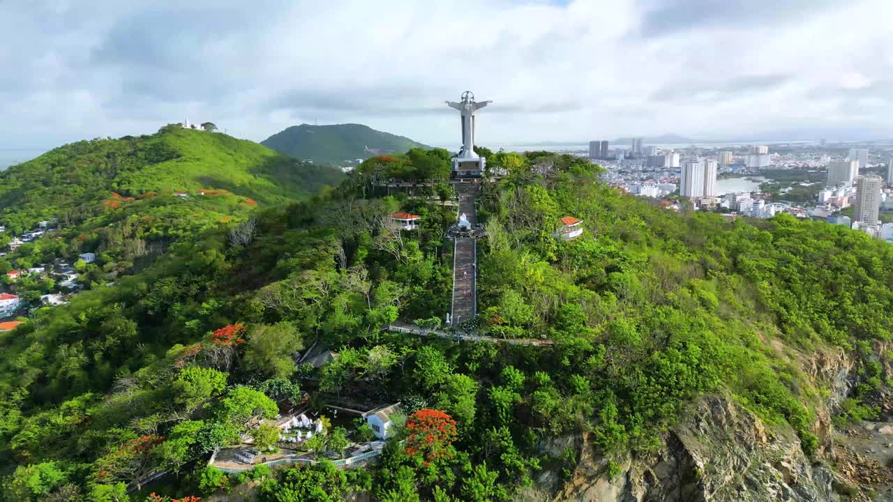 昂头山顶上的耶稣基督雕像。当地最受欢迎的地方。基督之王，耶稣的雕像。旅行的概念。视频素材