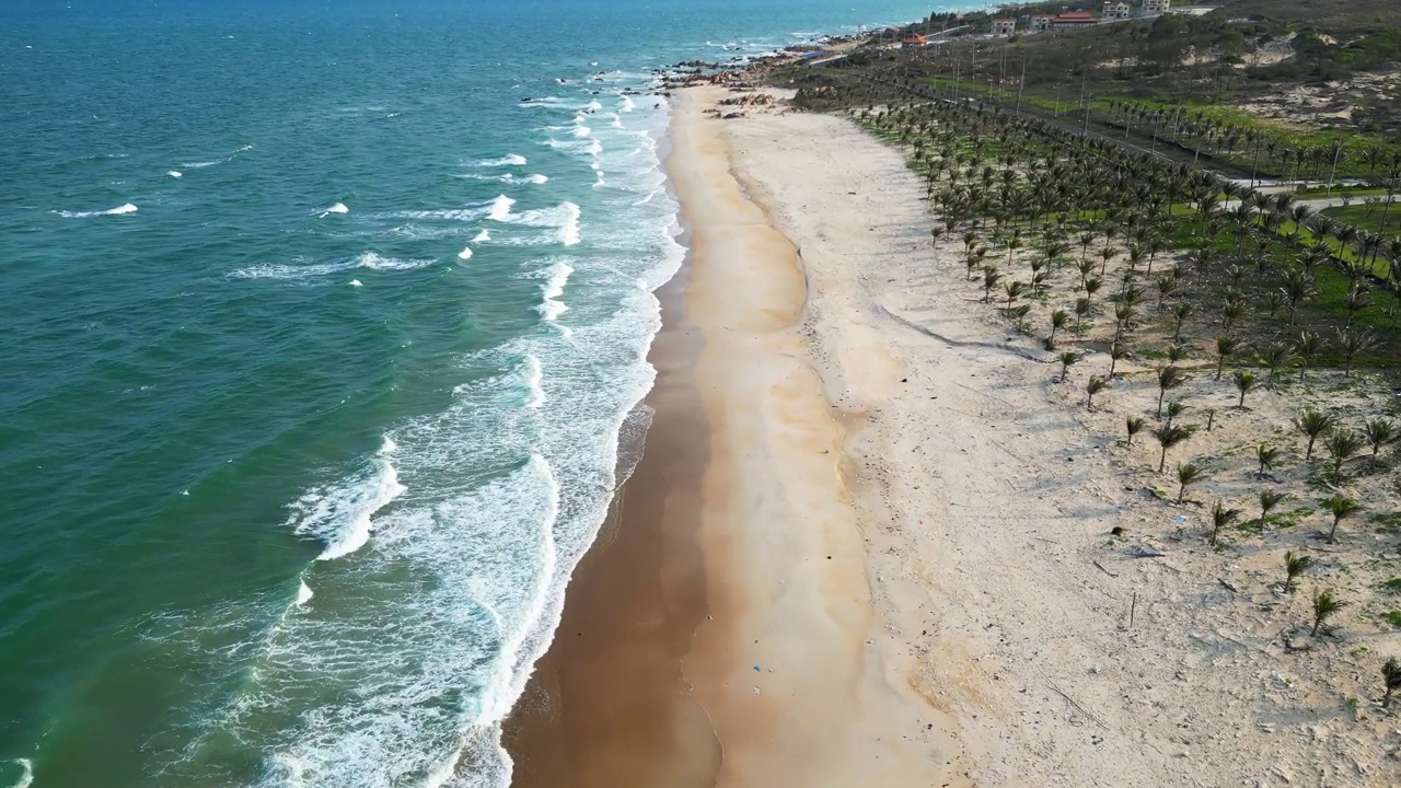 宁静的海岸美景:平顺海滩天线视频素材