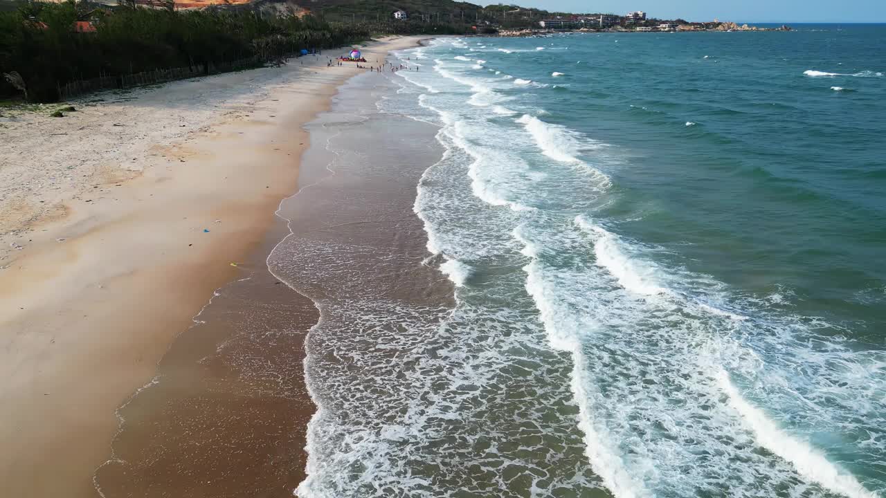 宁静的海岸美景:平顺海滩天线视频素材