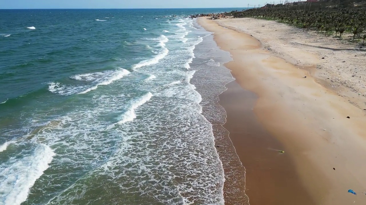 宁静的海岸美景:平顺海滩天线视频下载