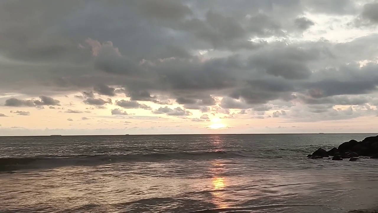 海浪在沙滩上的咆哮声，黄昏时分，天空阴云密布。视频素材