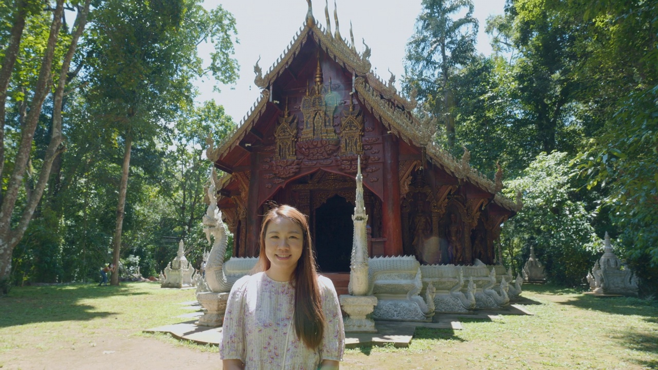 女游客在清迈龙坤温寺拍照视频素材