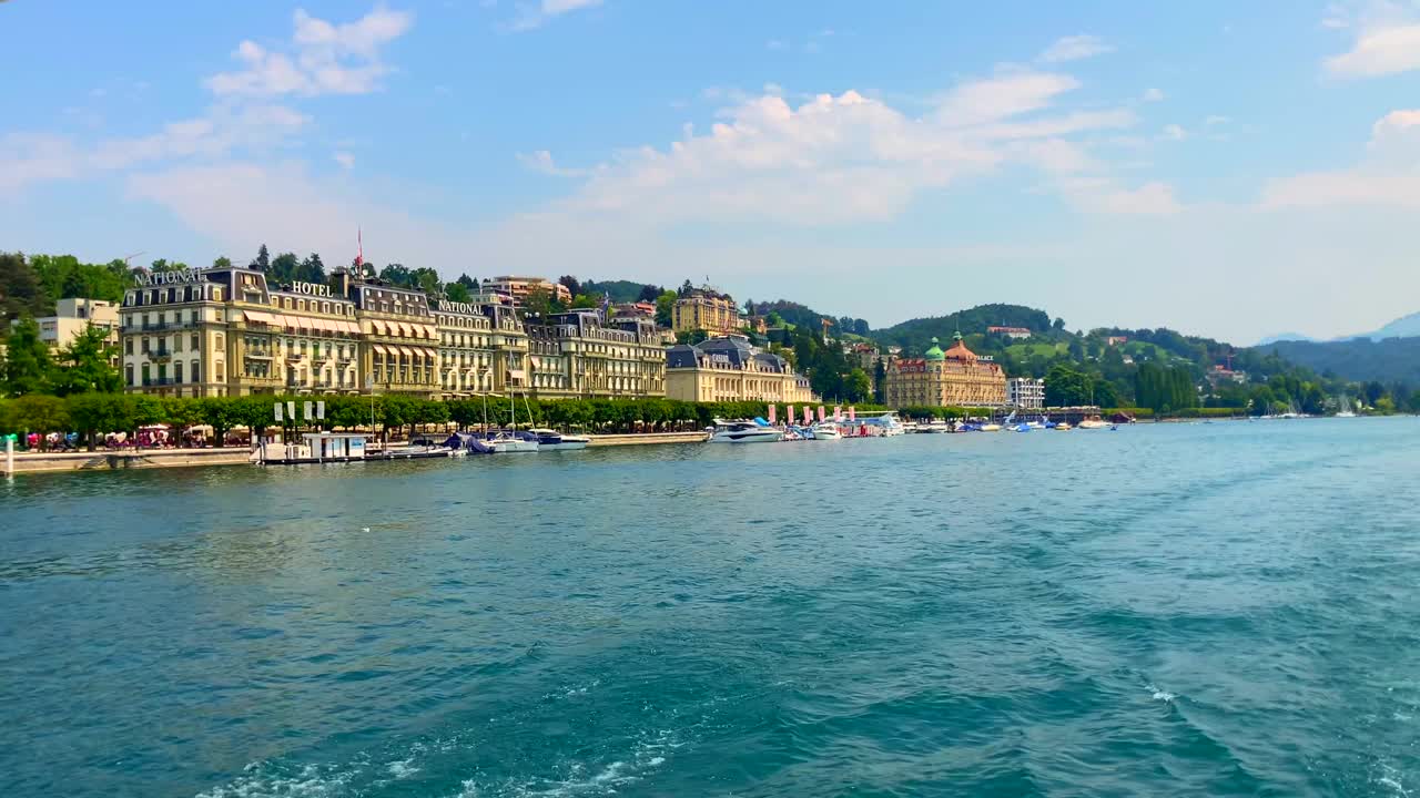 在一个阳光明媚的夏日，在卢塞恩市的卢塞恩湖上与山景一起旅行视频素材