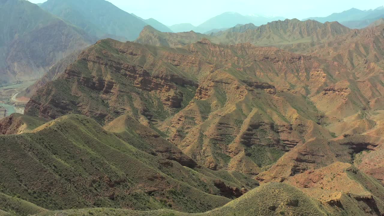 壮观的山脉沙坑的惊人无人机视图。春天的季节视频素材