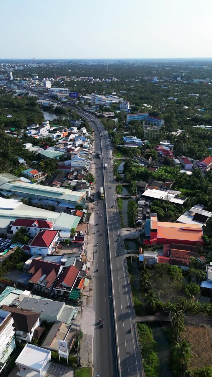 天江之旅:风景优美的道路和垂直的汽车天线视频下载