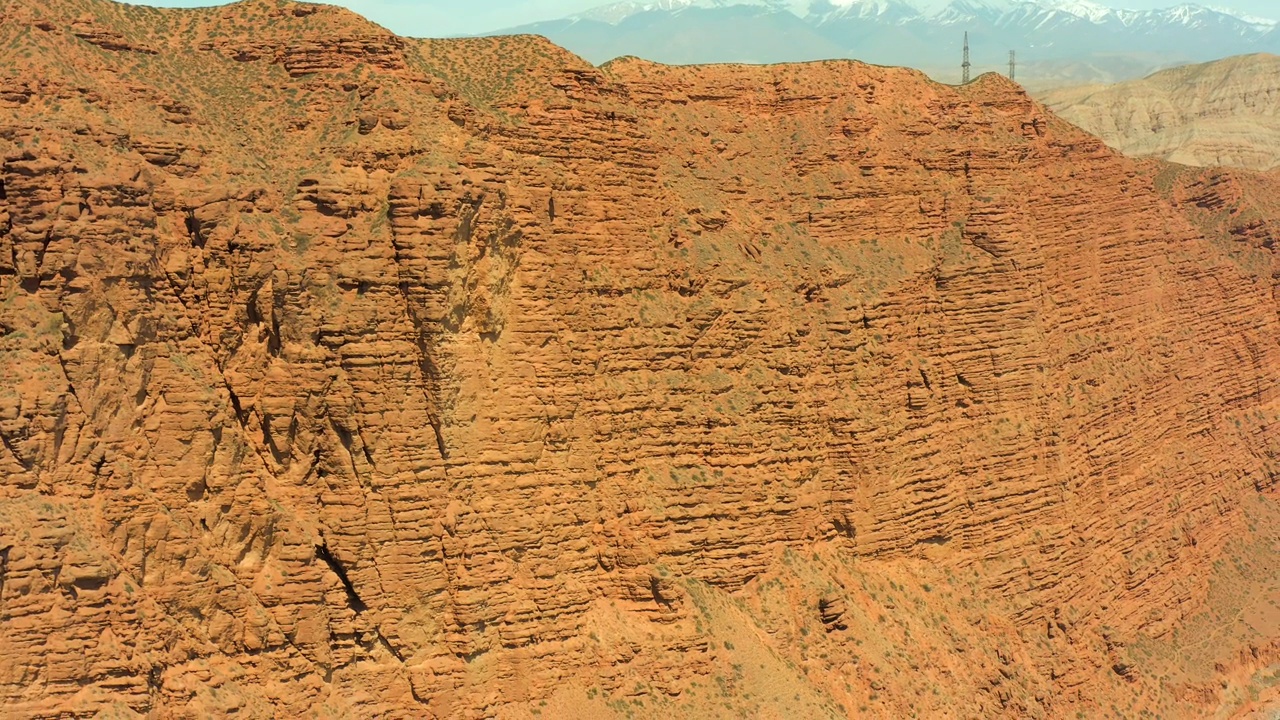 风景如画的红色砂岩峡谷和岩石。鸟瞰图。视频素材