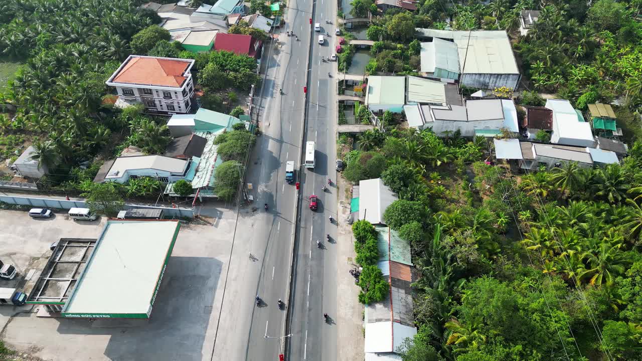 天江之旅:风景公路和汽车天线视频素材