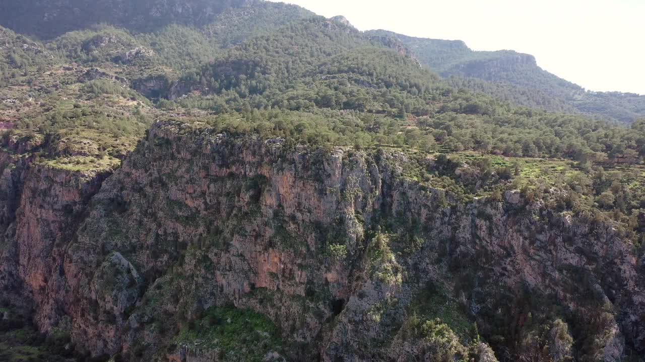 土耳其奥卢德尼兹市的蝴蝶谷(Kelebekler vadisi)。一个风景如画的陡坡，一个峡谷，一个被群山环绕的美丽的荒野海滩。鸟瞰图。视频素材