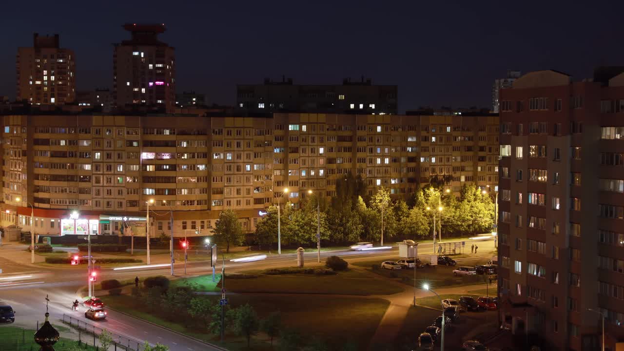 高层住宅的延时夜景。城市交通和高层住宅。高架景观城市天际线。夜间灯光延时。街道背景背景夜间延时视频素材