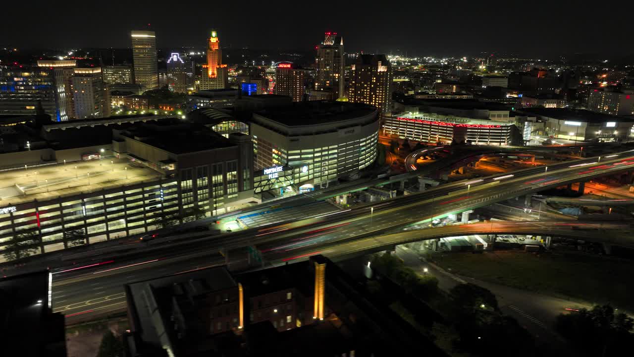 现代城市夜间交通的航拍时景，建筑物被照明视频素材